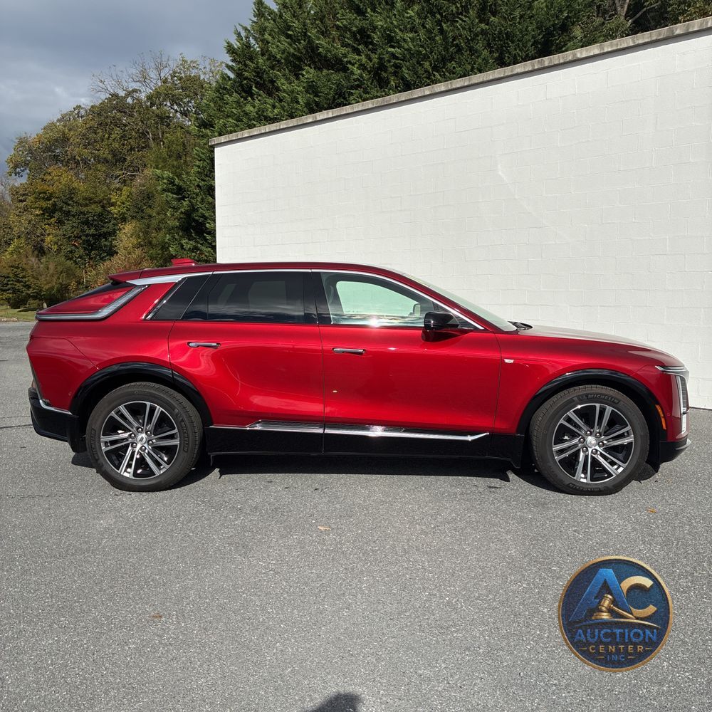 2024 Cadillac LYRIQ Luxury 2