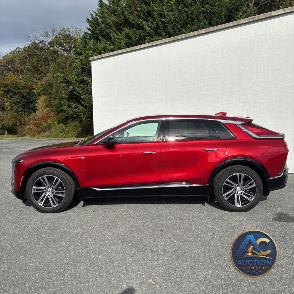 2024 Cadillac LYRIQ Luxury 2