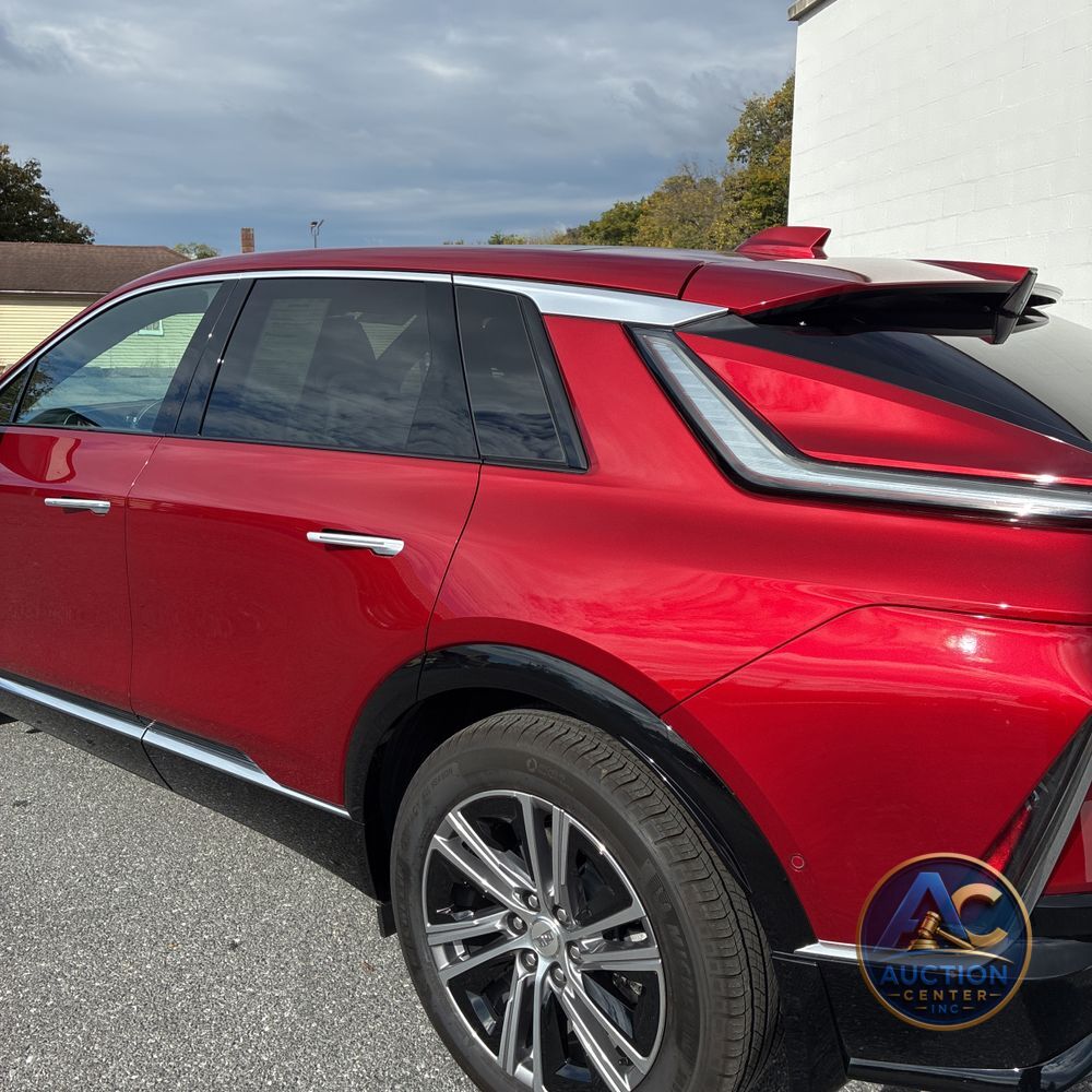 2024 Cadillac LYRIQ Luxury 2