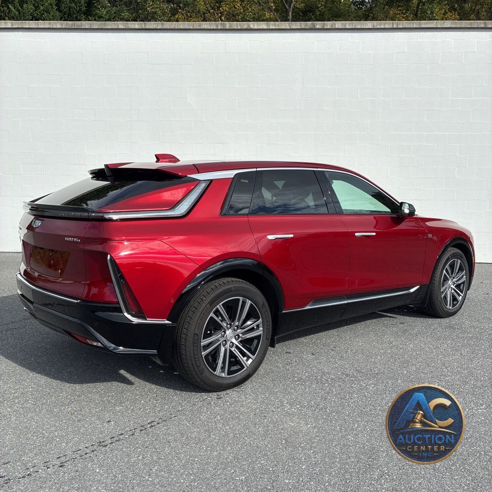 2024 Cadillac LYRIQ Luxury 2