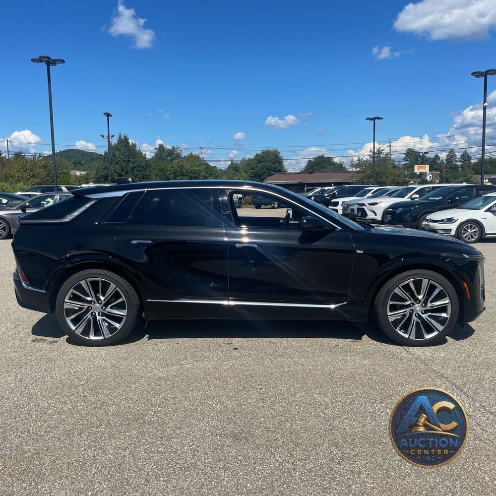 2024 Cadillac LYRIQ Luxury 3
