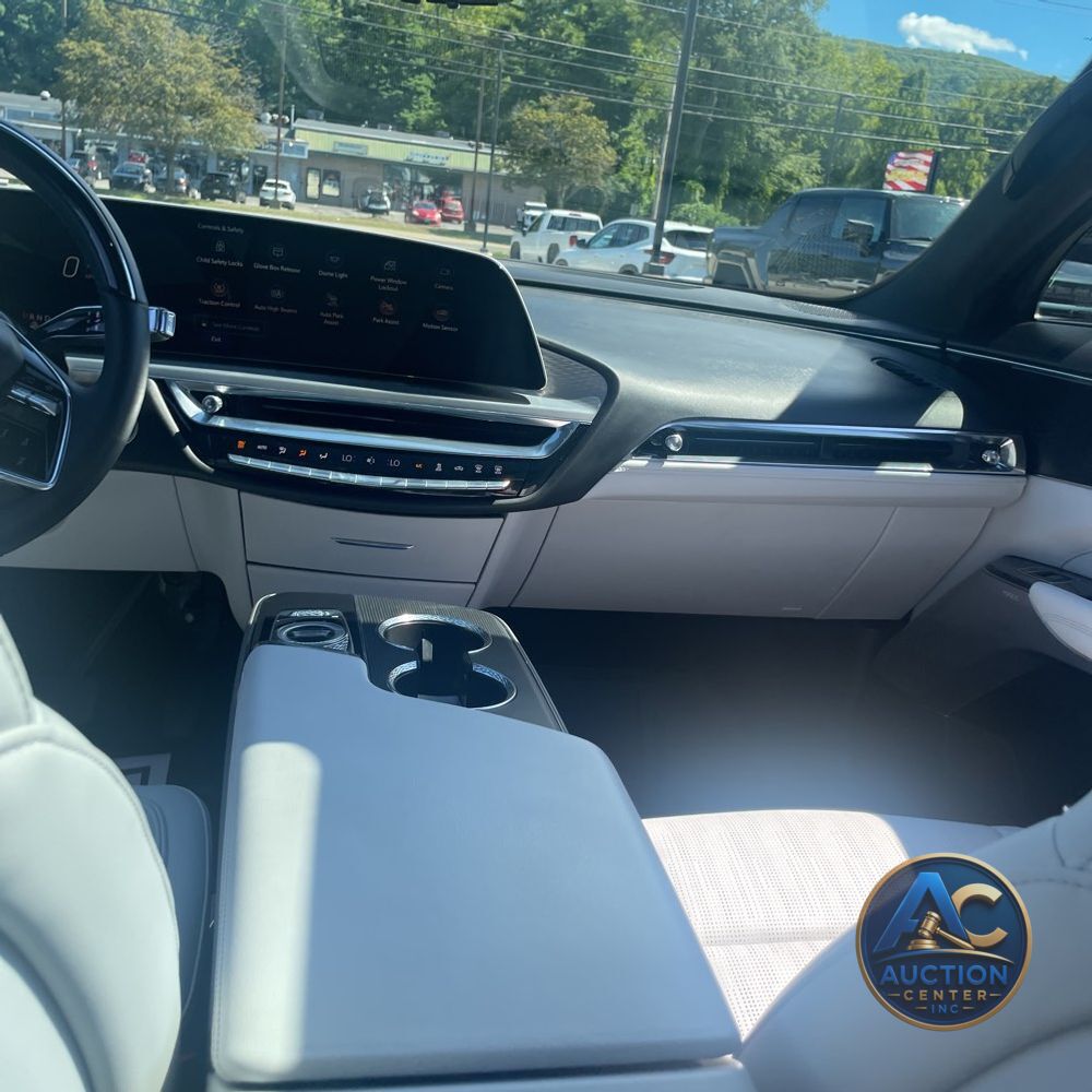2024 Cadillac LYRIQ Luxury 3