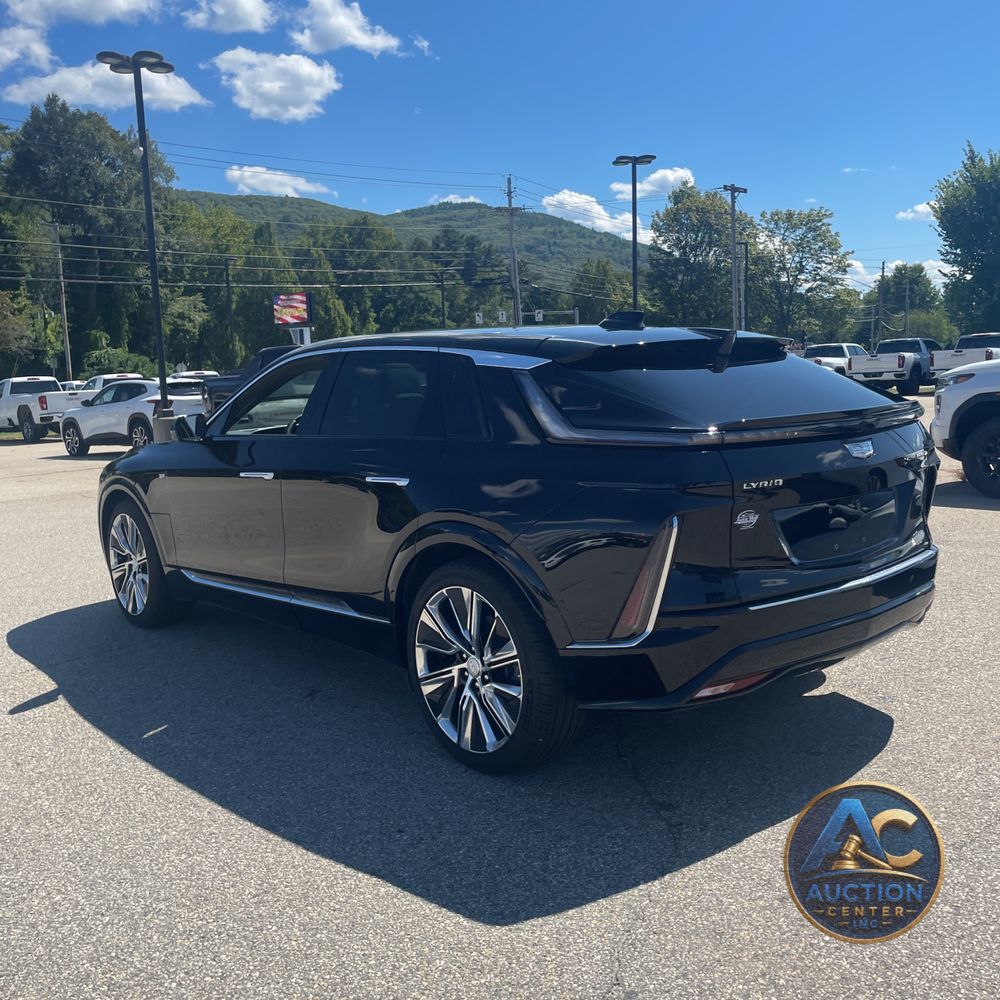 2024 Cadillac LYRIQ Luxury 3
