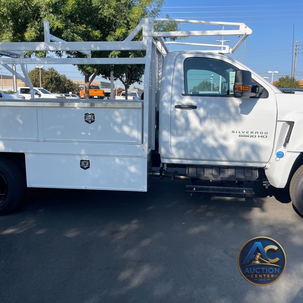 2023 Chevrolet Silverado 5500 W/T