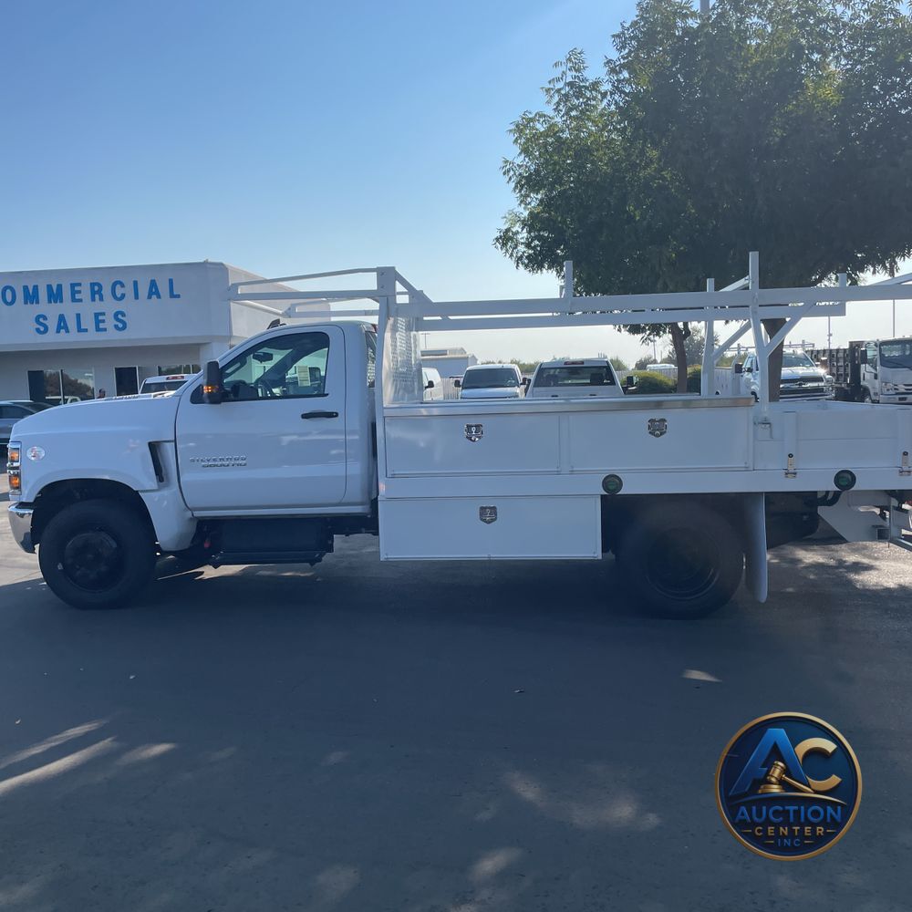 2023 Chevrolet Silverado 5500 W/T