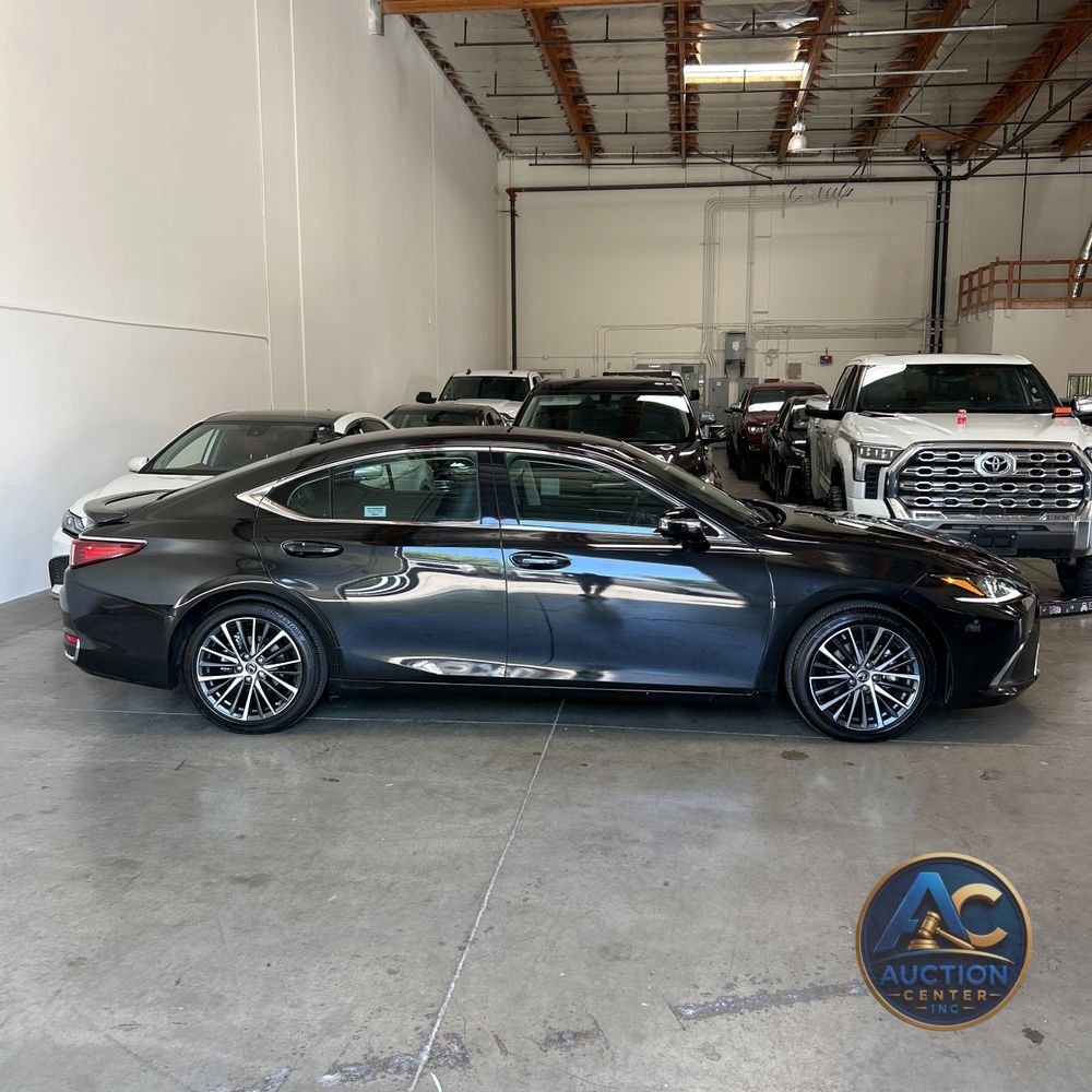 2025 Lexus ES 300h Base