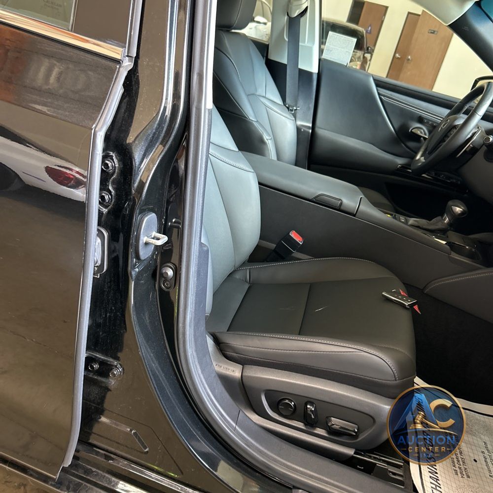 2025 Lexus ES 300h Base