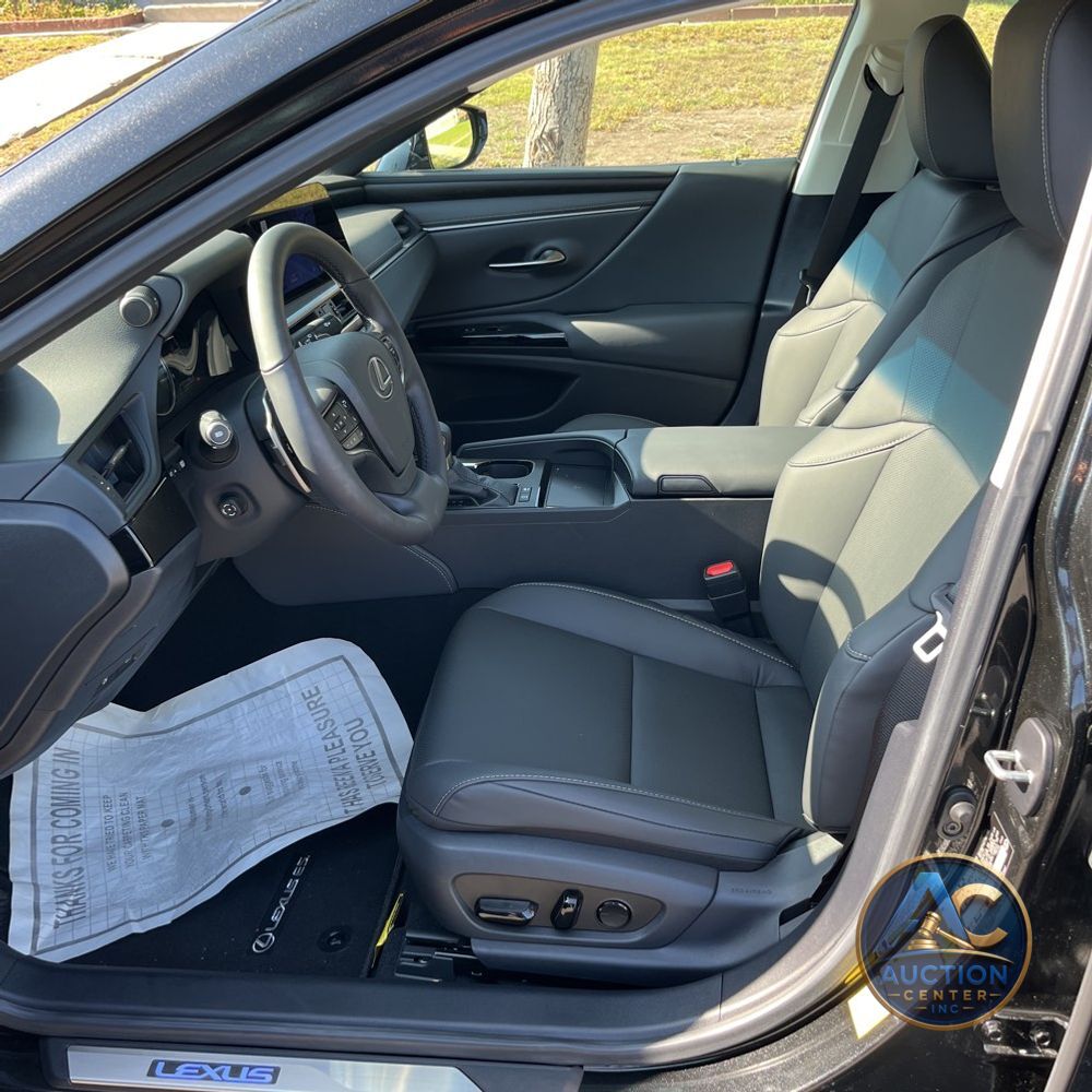 2025 Lexus ES 300h Base