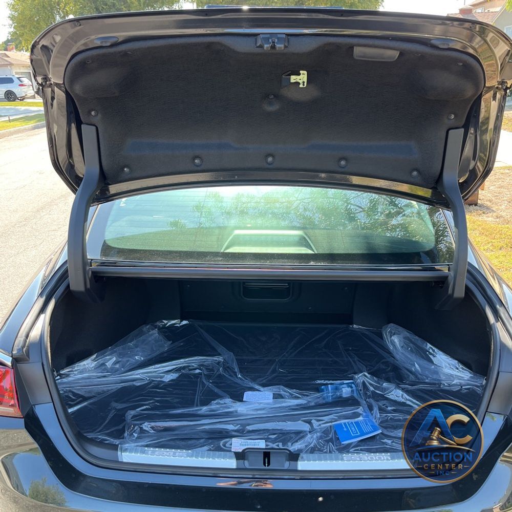2025 Lexus ES 300h Base