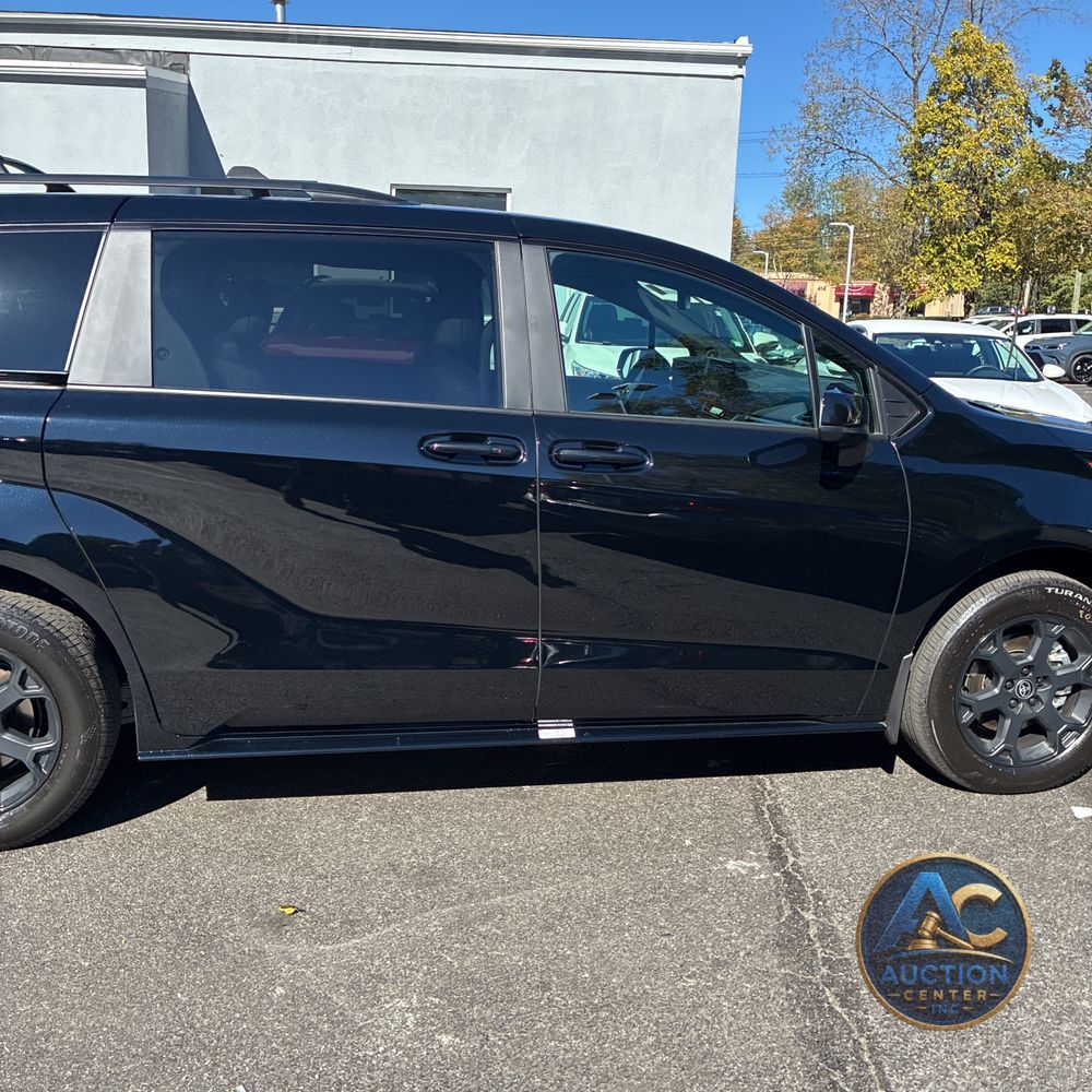 2025 Toyota Sienna Woodland Edition