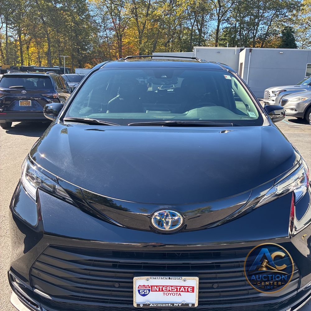 2025 Toyota Sienna Woodland Edition