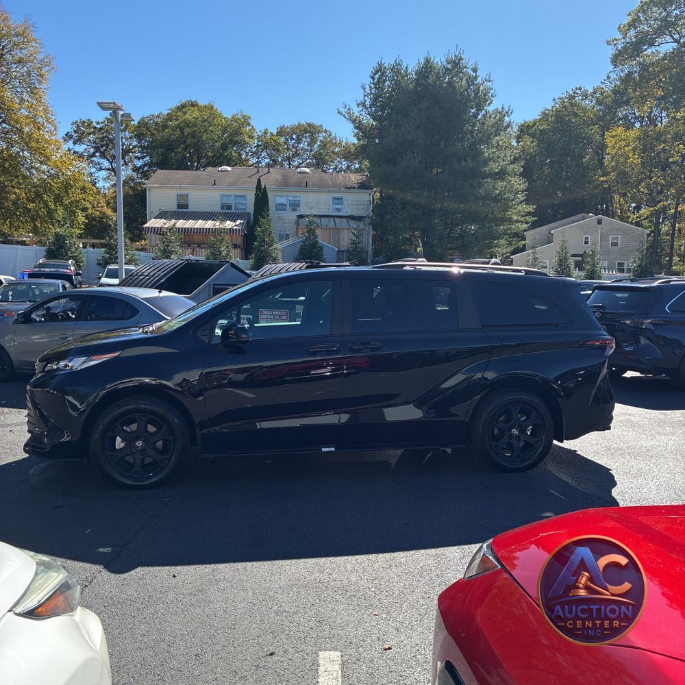 2025 Toyota Sienna Woodland Edition