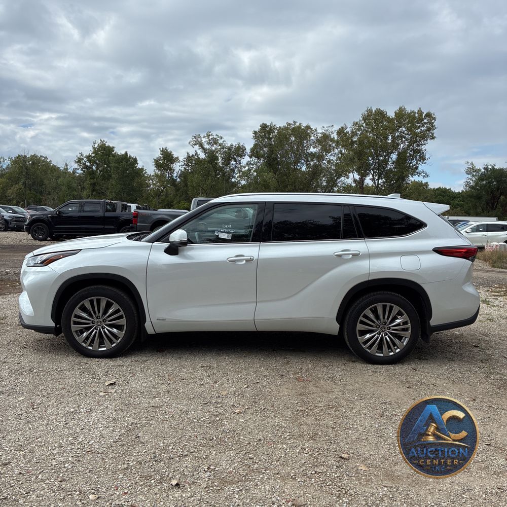 2023 Toyota Highlander Hybrid Platinum