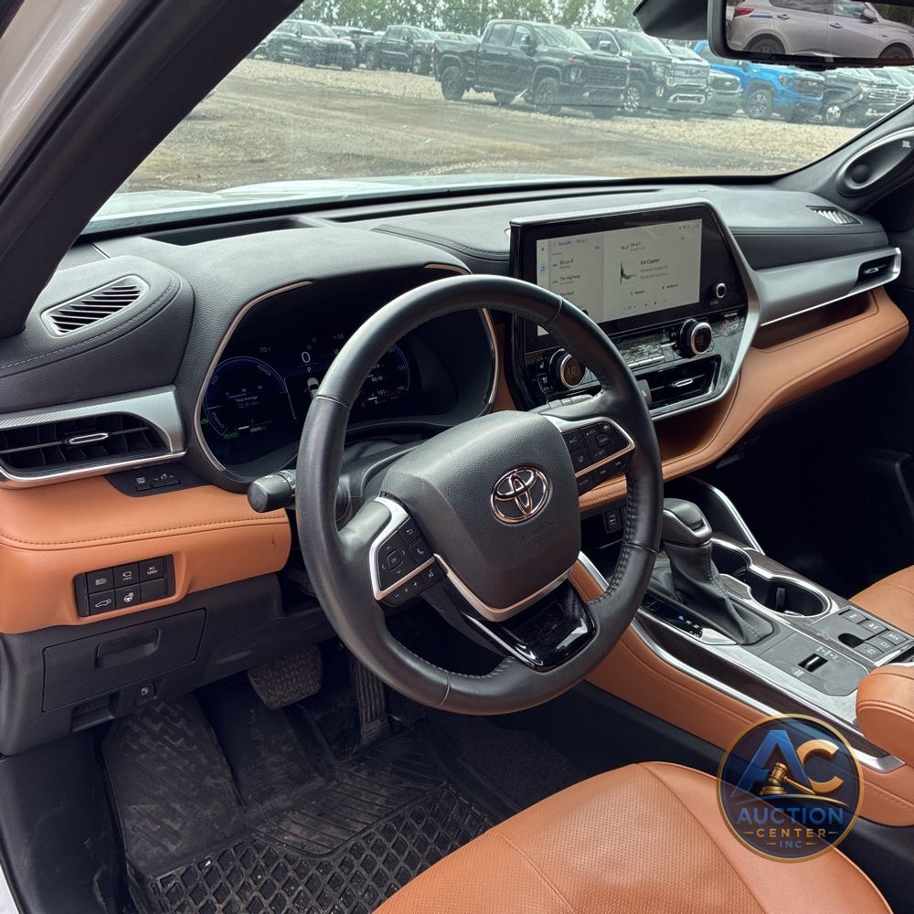 2023 Toyota Highlander Hybrid Platinum