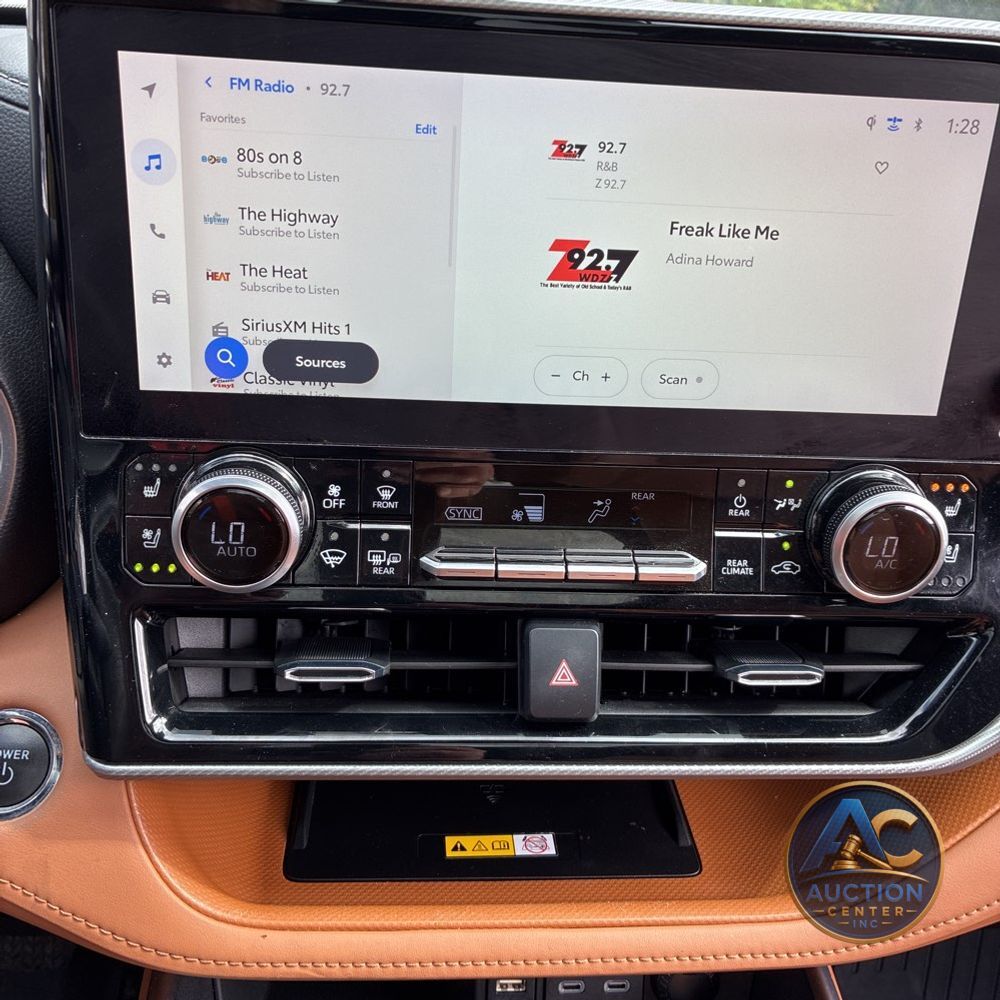2023 Toyota Highlander Hybrid Platinum