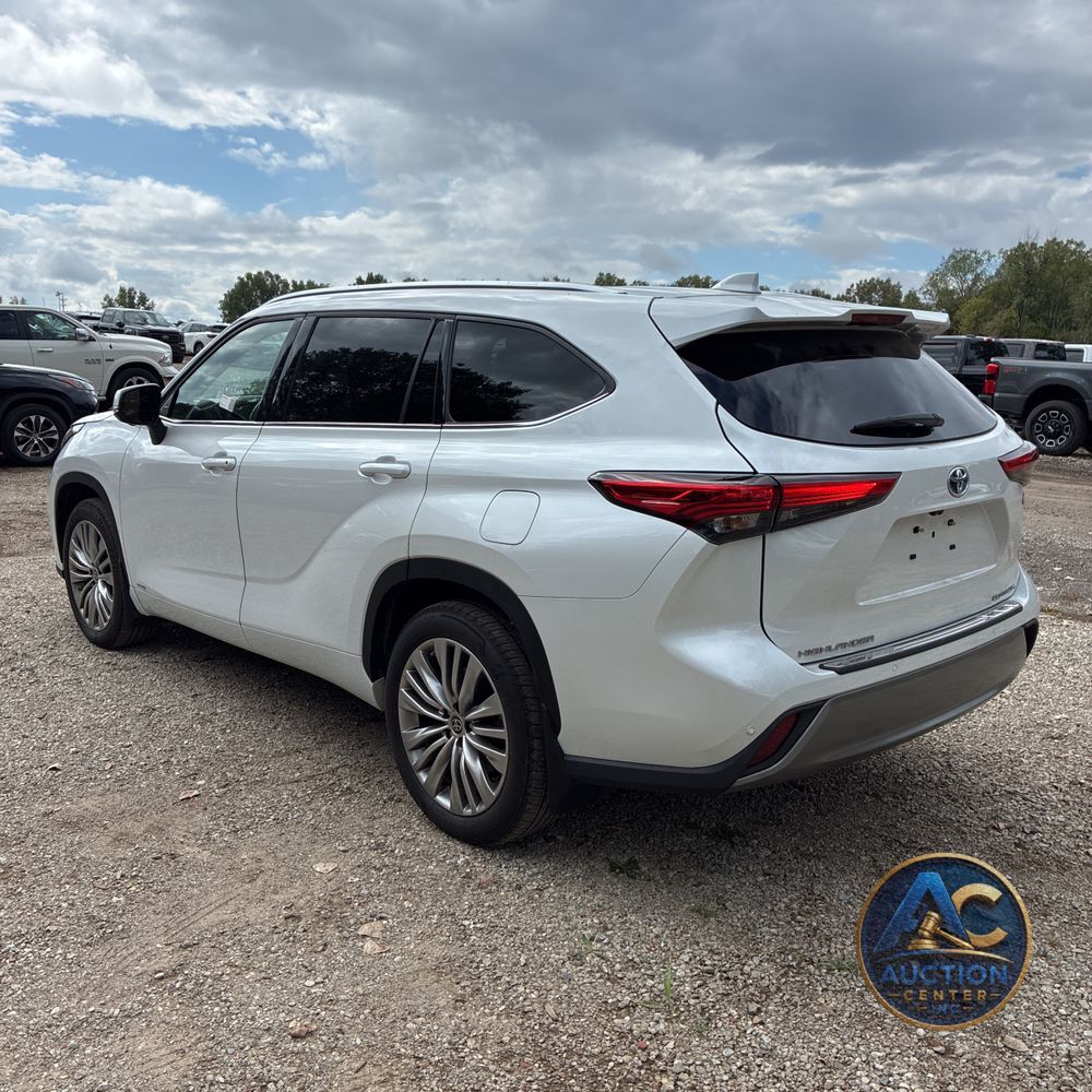 2023 Toyota Highlander Hybrid Platinum