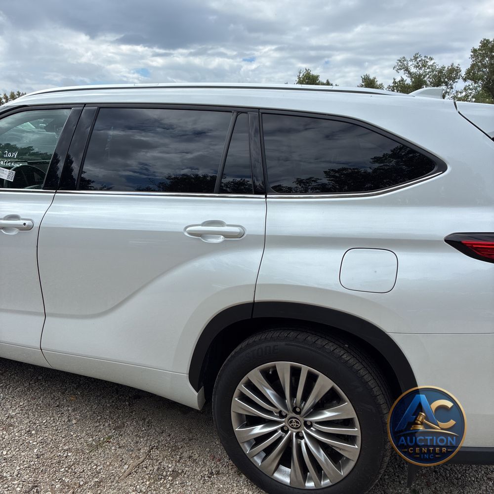 2023 Toyota Highlander Hybrid Platinum