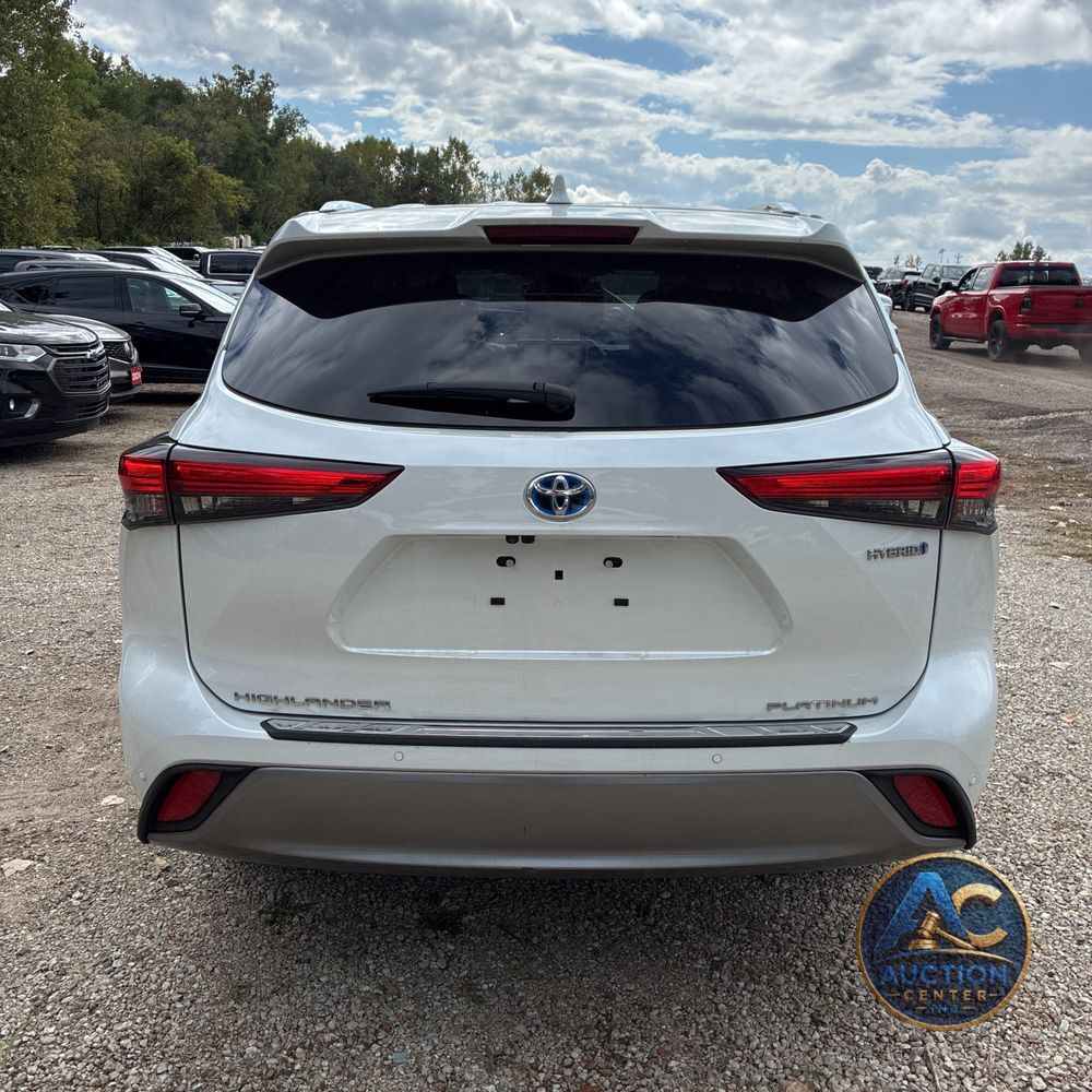 2023 Toyota Highlander Hybrid Platinum
