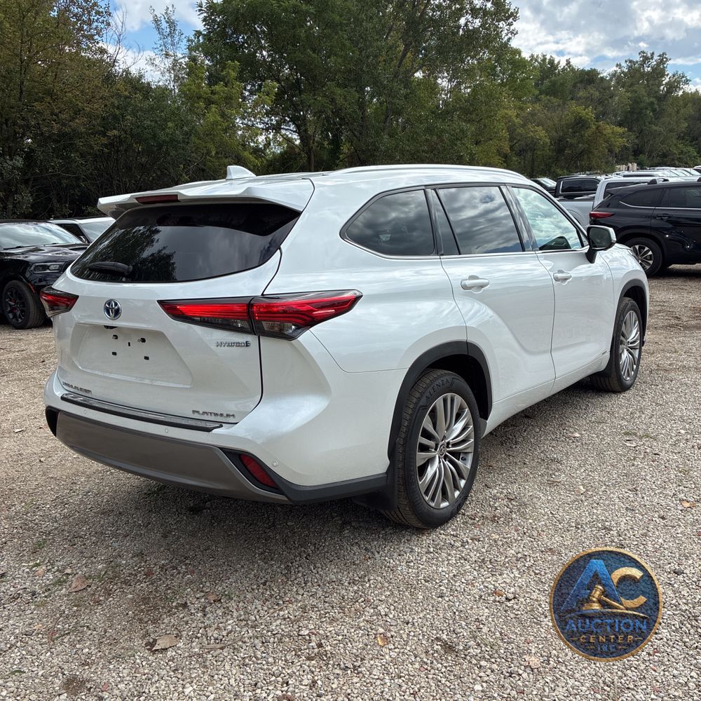 2023 Toyota Highlander Hybrid Platinum