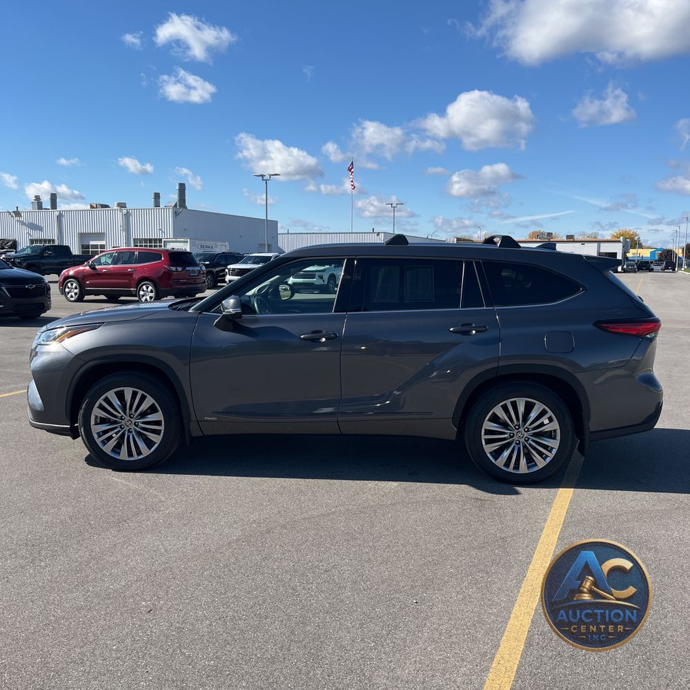 2023 Toyota Highlander Hybrid Platinum