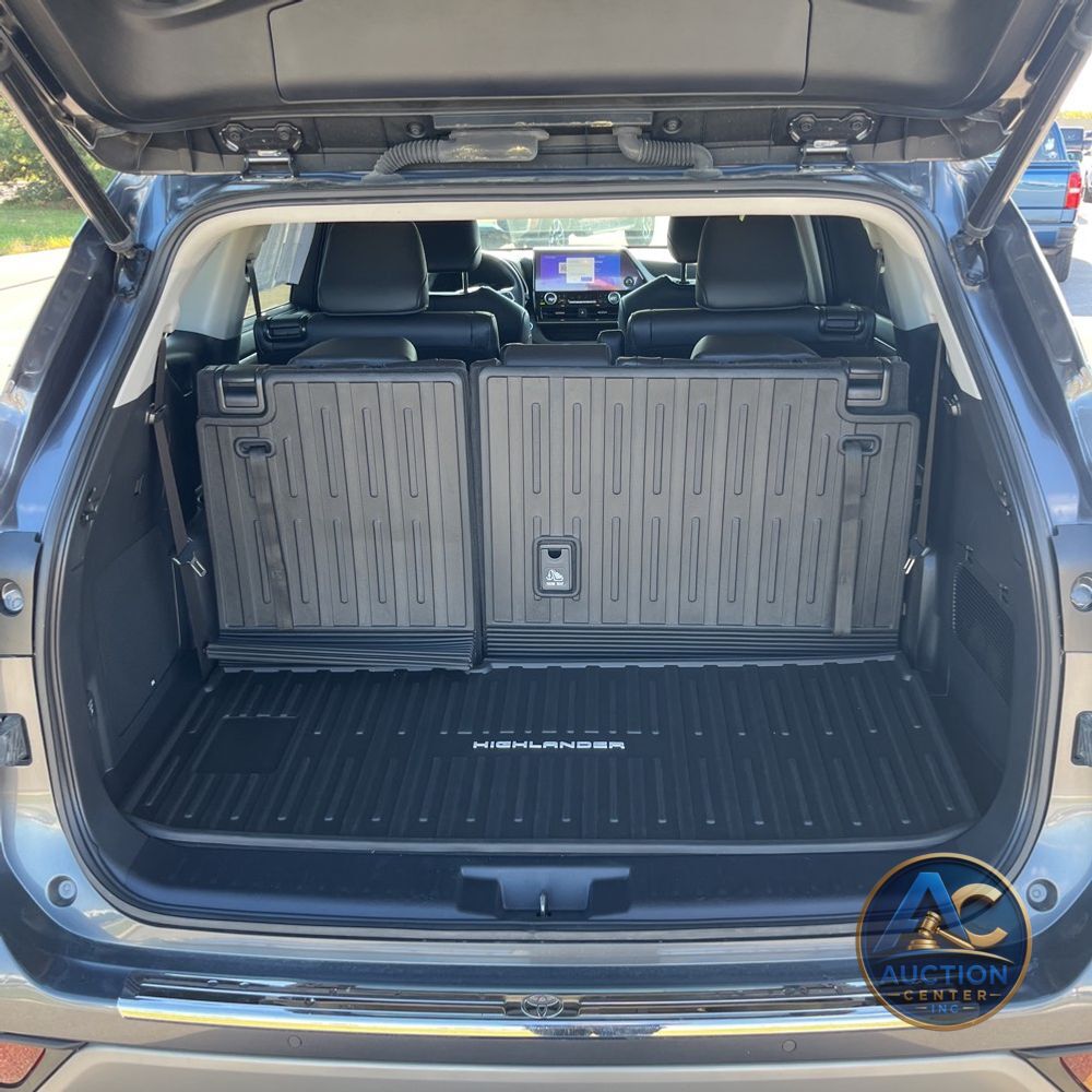 2023 Toyota Highlander Hybrid Platinum