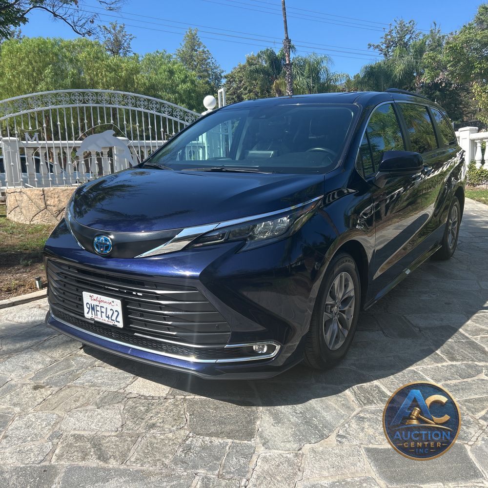 2024 Toyota Sienna XLE 8-Passenger