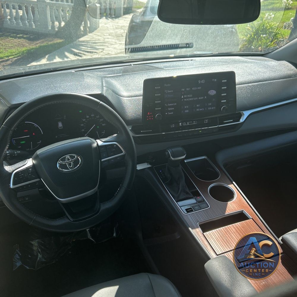 2024 Toyota Sienna XLE 8-Passenger