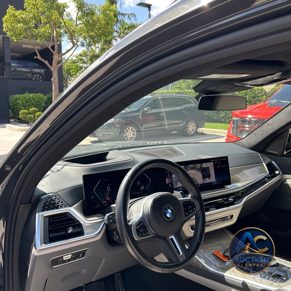 2023 BMW X7 M60i