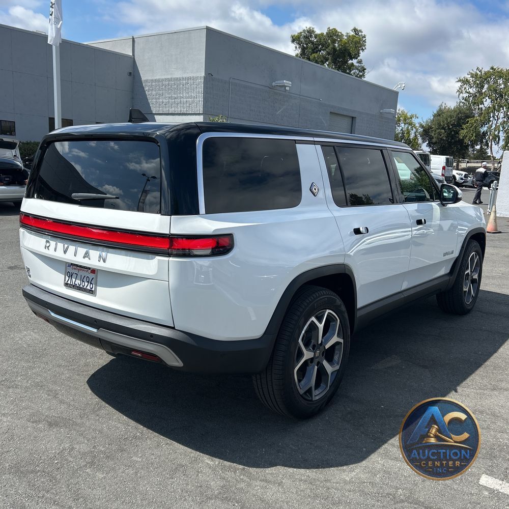 2024 Rivian R1S Adventure Dual-Motor
