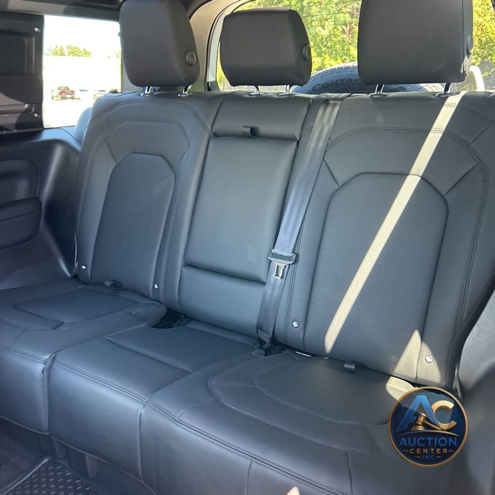 2025 Land Rover Defender 90 P400 X-Dynamic SE