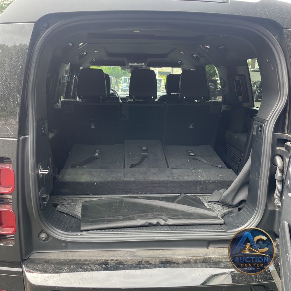 2024 Land Rover Defender 130 X-Dyn SE P400