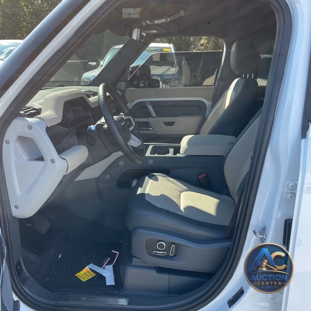 2023 Land Rover Defender 130 X-Dynamic SE