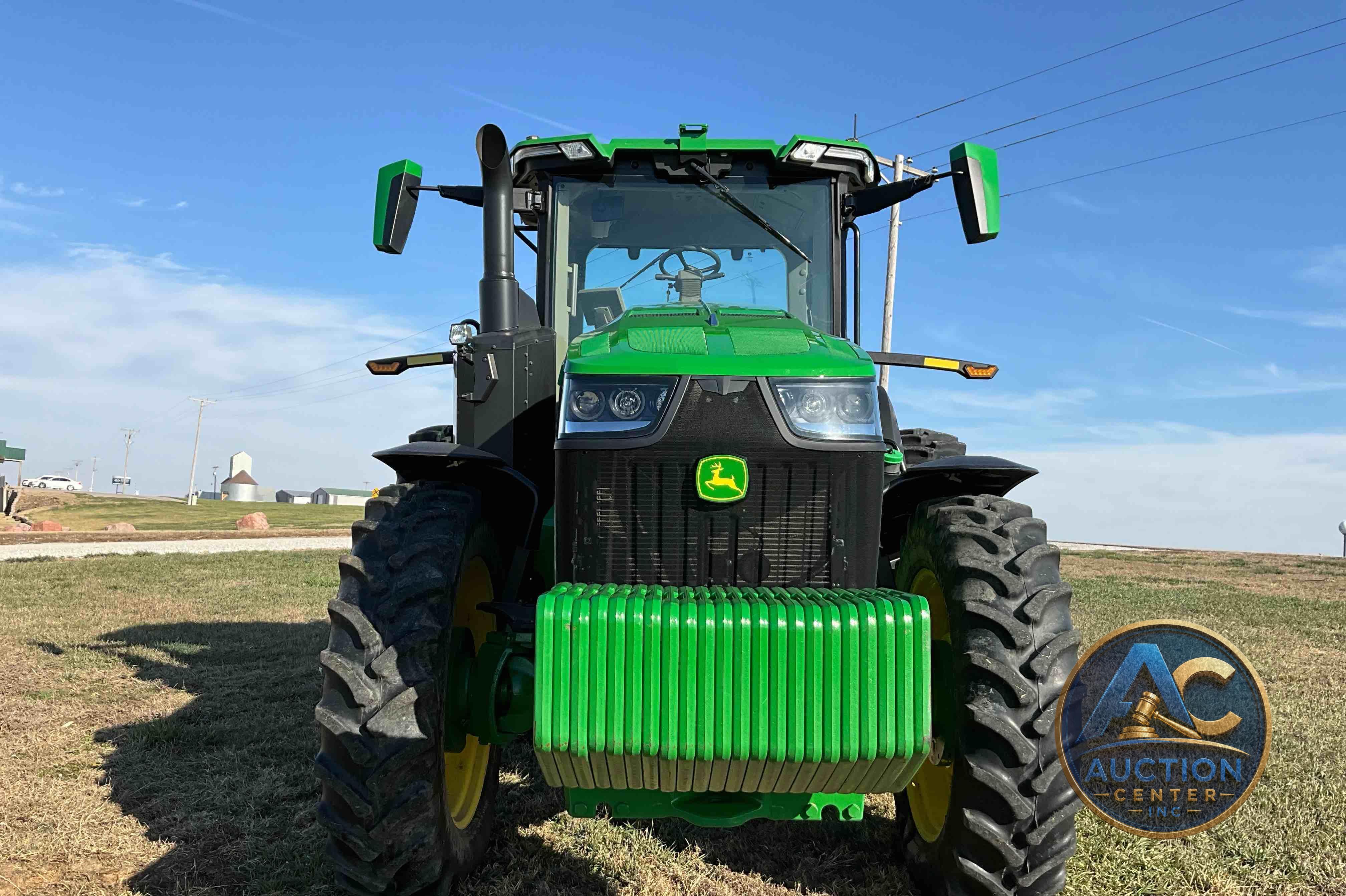2022 John Deere 8R 250