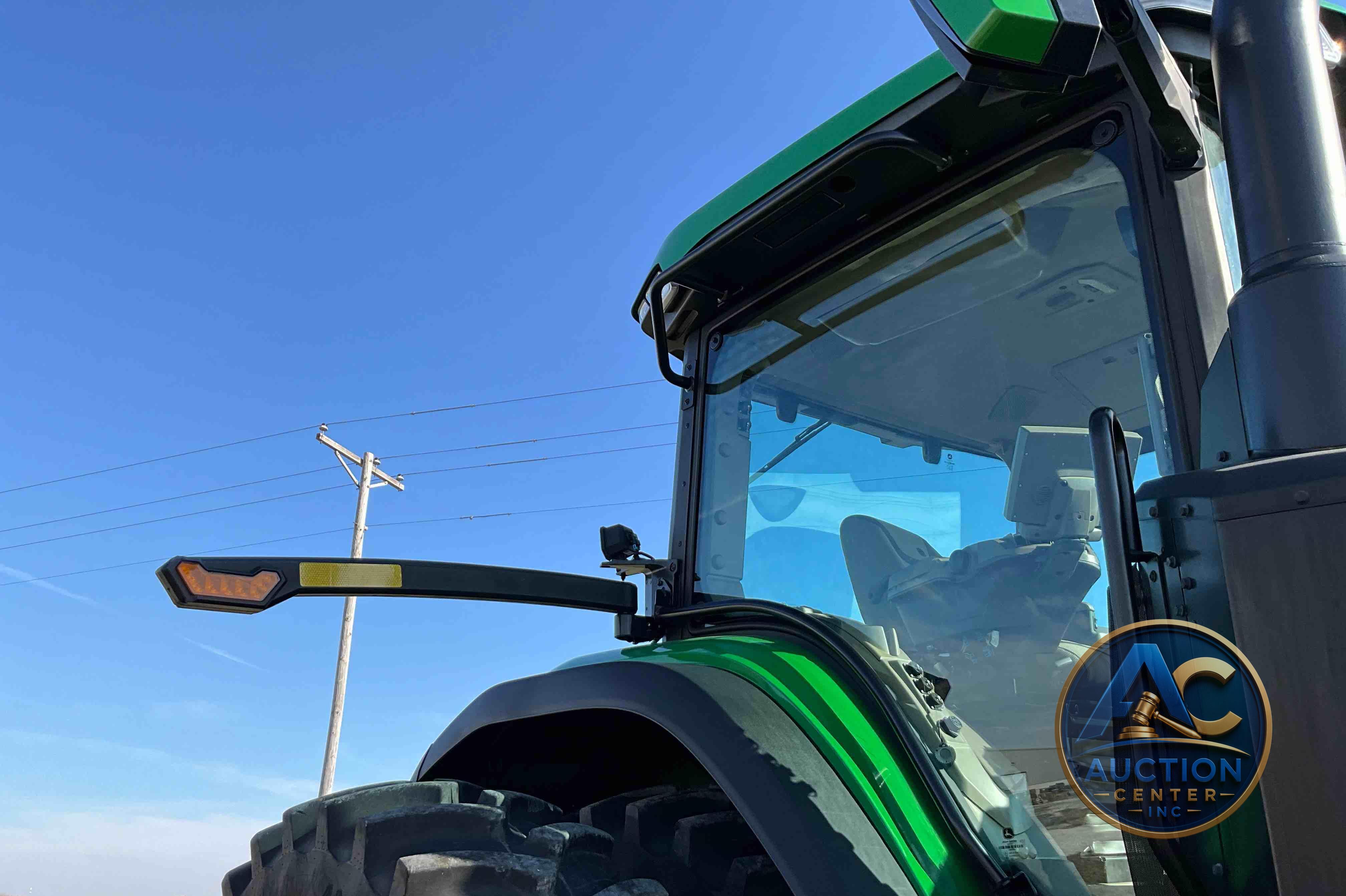 2022 John Deere 8R 250