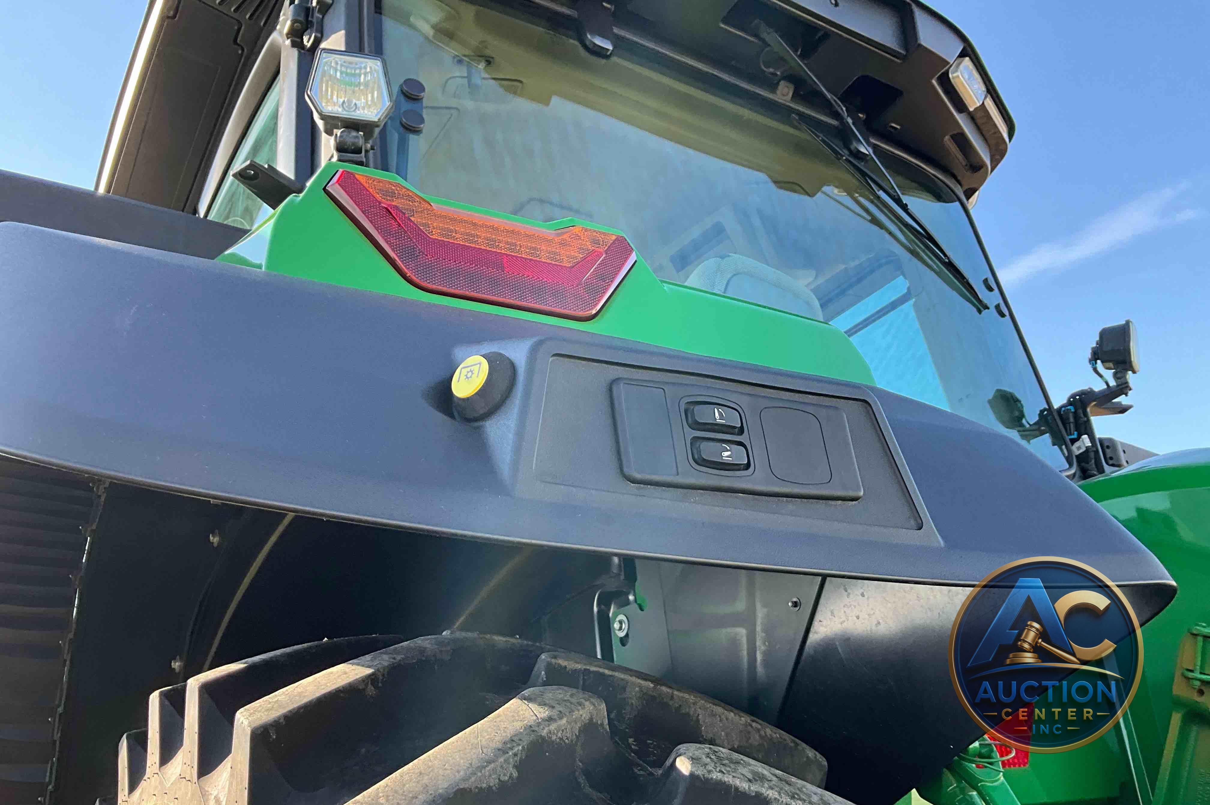 2022 John Deere 8R 250