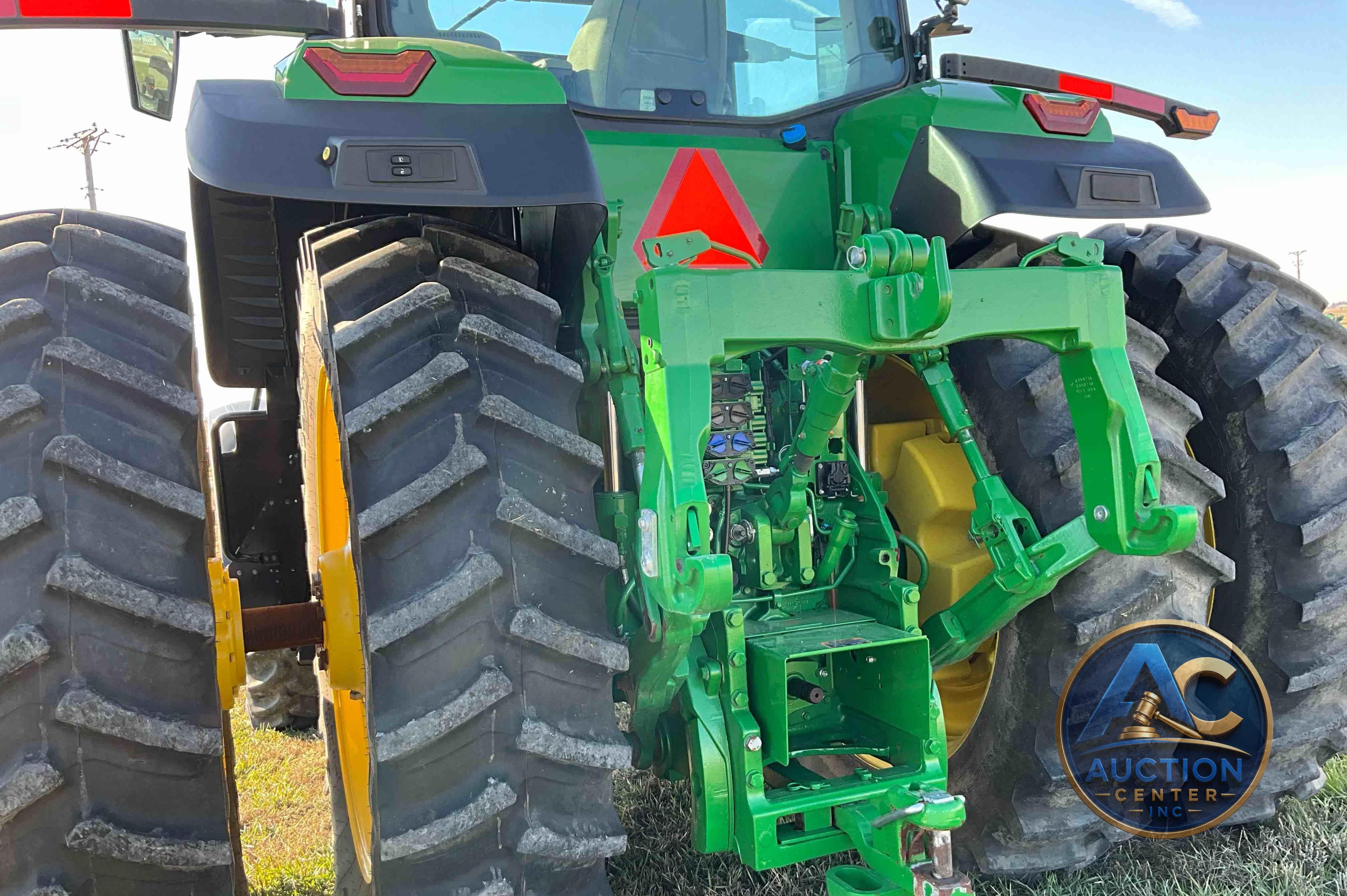 2022 John Deere 8R 250