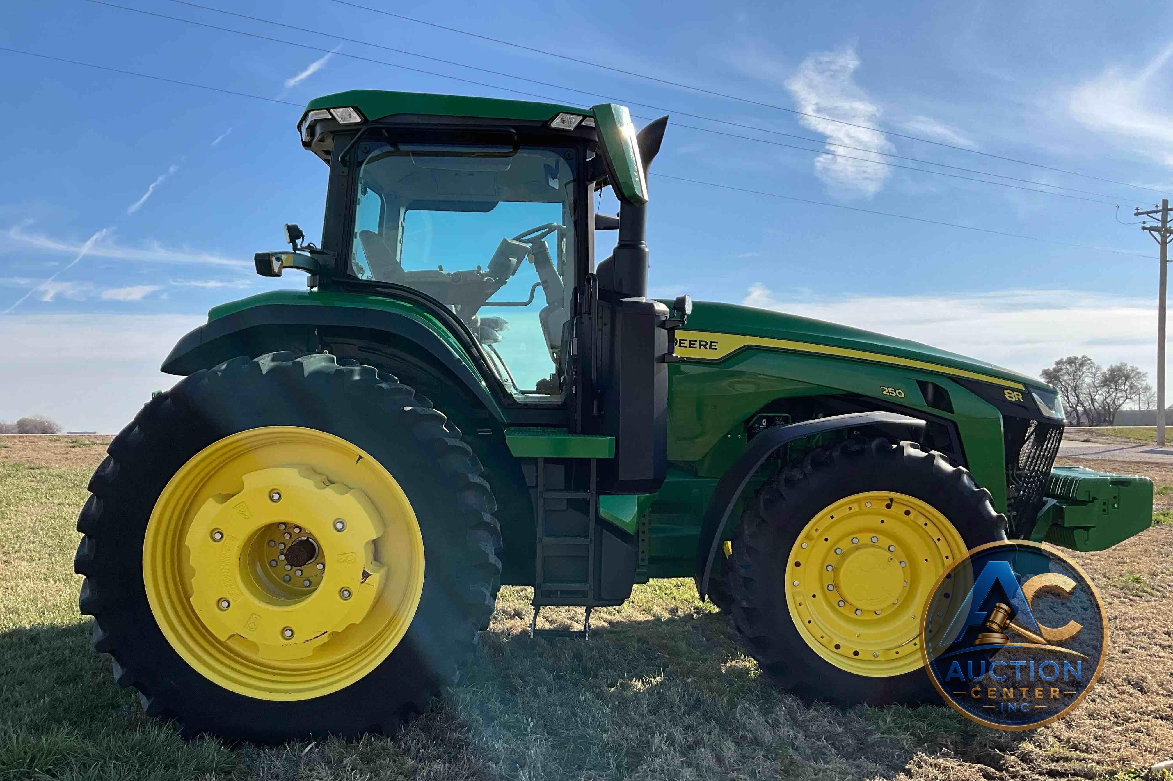 2022 John Deere 8R 250
