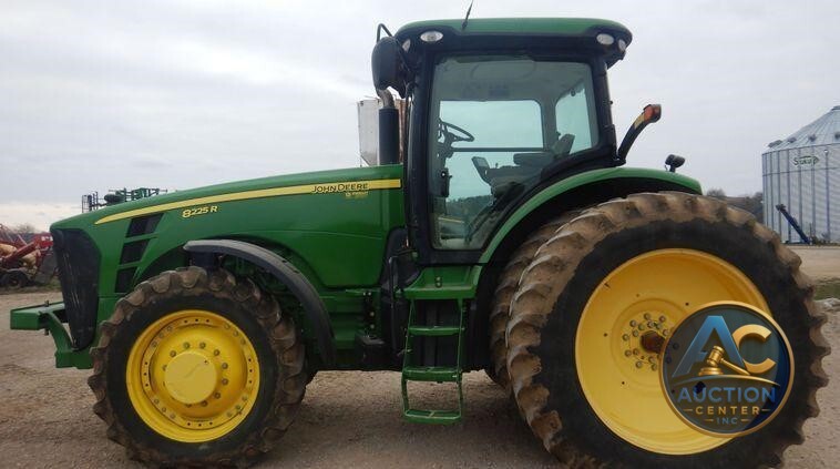 2010 John Deere 8225R MFWD tractor