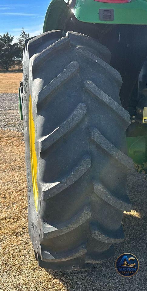 2014 John Deere 6125M  MFWD tractor