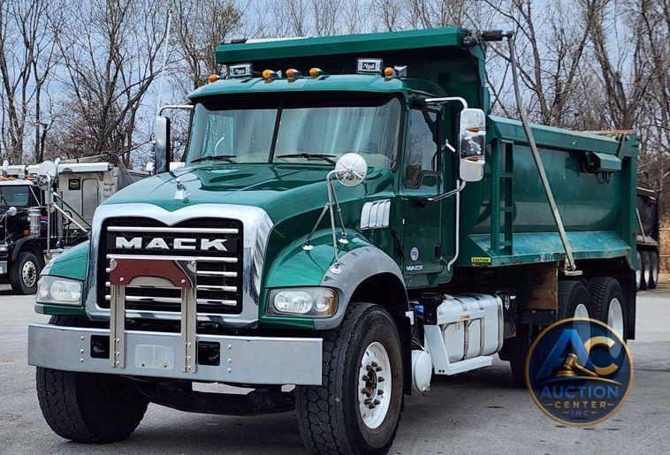 2018 Mack GU713  dump truck