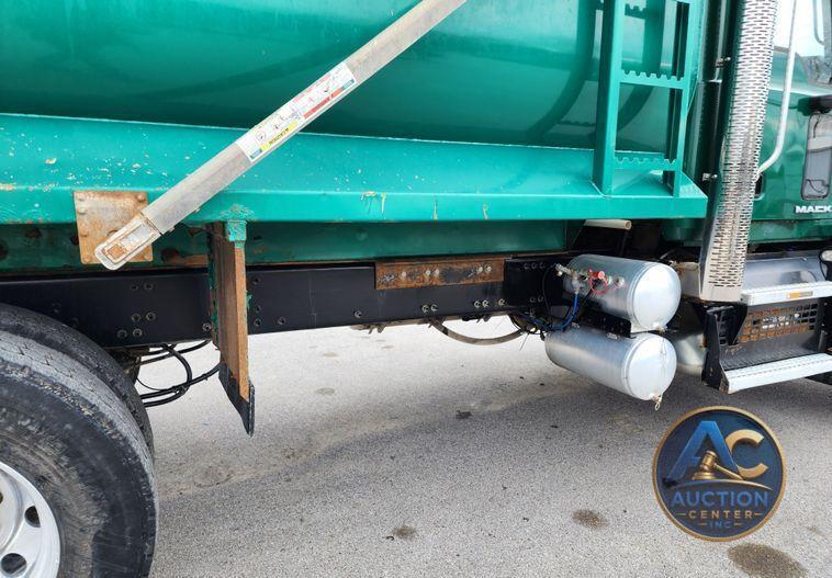 2018 Mack GU713  dump truck