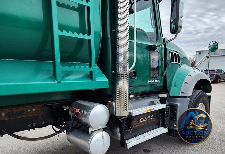 2018 Mack GU713  dump truck
