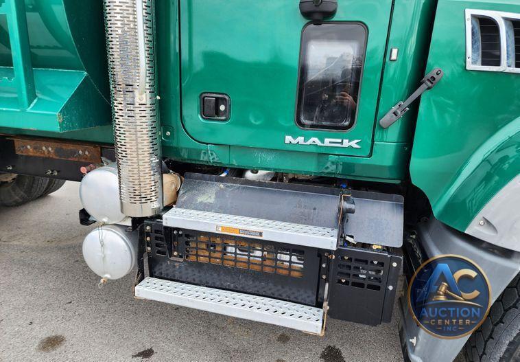 2018 Mack GU713  dump truck