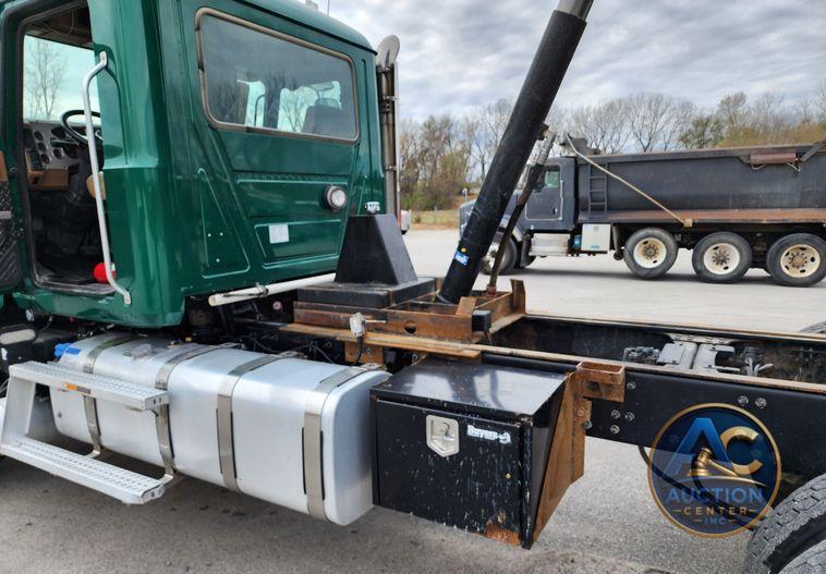 2018 Mack GU713  dump truck