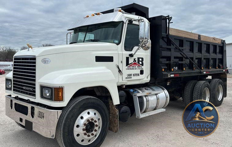 2020 Mack Pinnacle dump truck