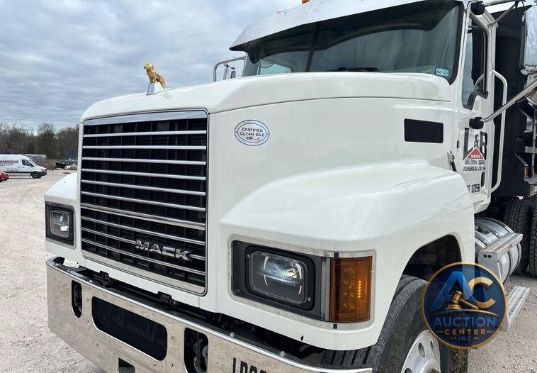 2020 Mack Pinnacle dump truck