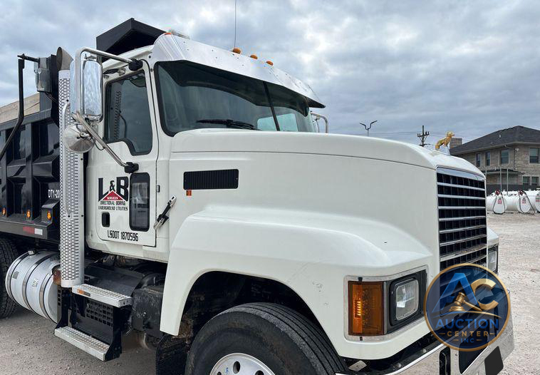 2020 Mack Pinnacle dump truck