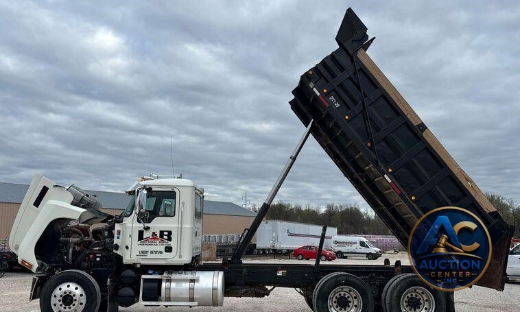 2020 Mack Pinnacle dump truck