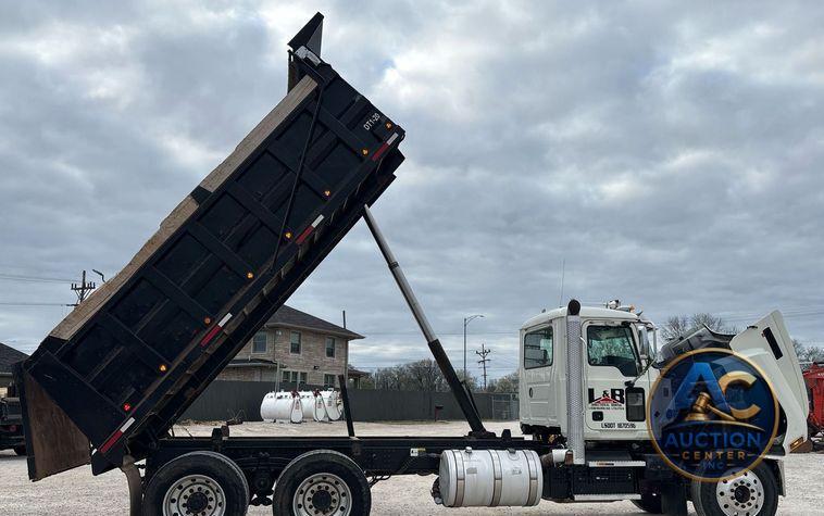 2020 Mack Pinnacle dump truck