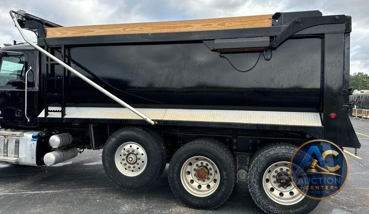2019 Mack Granite dump truck